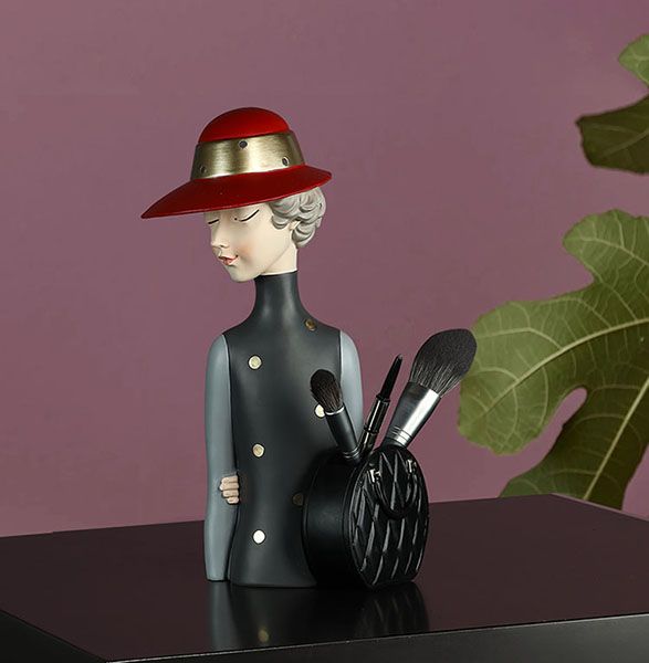 Tượng cô gái Bắc Âu đội nón