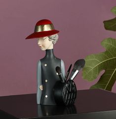 Tượng cô gái Bắc Âu đội nón