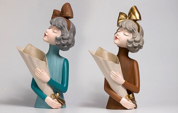 Tượng cố gái ôm hoa Bắc Âu - Flower Girl