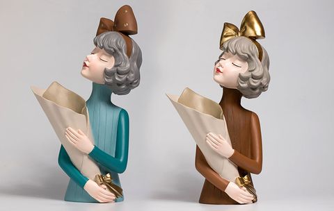 tuong-co-gai-bac-au-om-bo-hoa