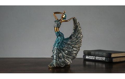 tuong-co-gai-cam-vay