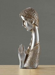 Tượng cô gái cầu nguyện trang trí