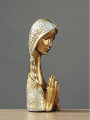 Tượng cô gái cầu nguyện trang trí