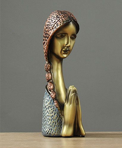 Tượng cô gái cầu nguyện trang trí