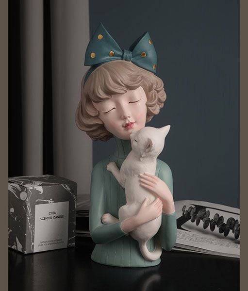 Tượng cô gái Bắc Âu ôm thú cưng