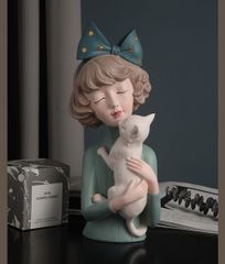 Tượng cô gái Bắc Âu ôm thú cưng