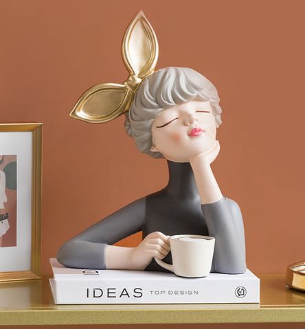 Tượng cô gái uống cafe trang trí