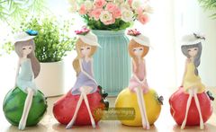 Tượng cô nàng dâu tây