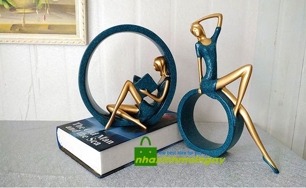 Tượng hai cô gái đọc sách trang trí