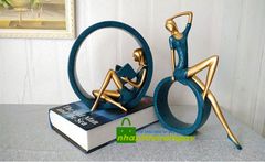 Tượng hai cô gái đọc sách trang trí
