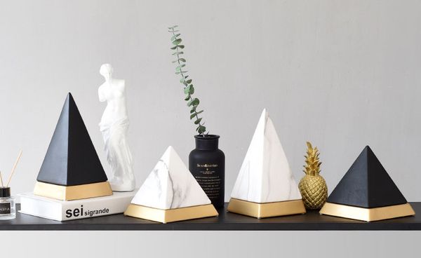 Tượng kim tự tháp bằng sứ trang trí