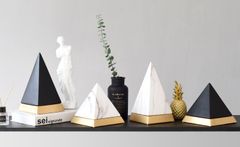 Tượng kim tự tháp bằng sứ trang trí