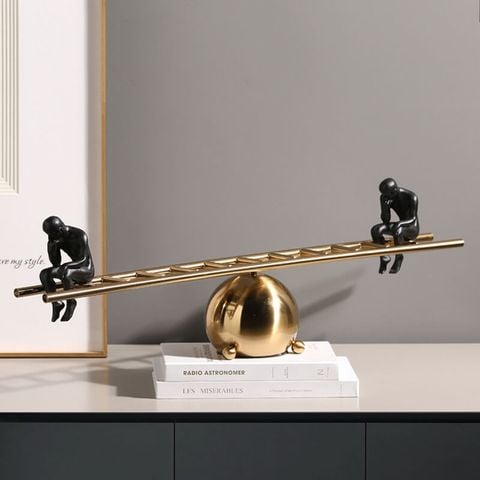 Tượng  người ngồi bập bênh trang trí giá rẻ trang trí phòng khách