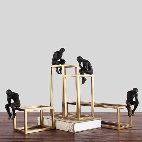 Tượng người ngồi suy nghĩ trang trí