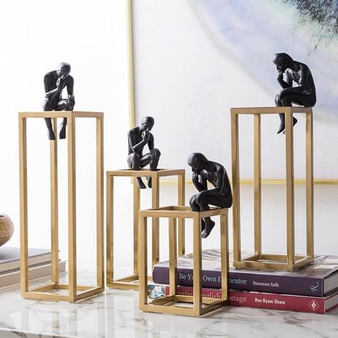 Tượng người ngồi suy nghĩ trang trí