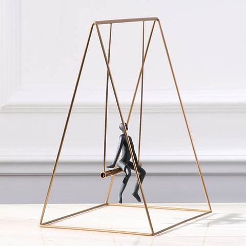 Tượng người ngồi xích đu trang trí