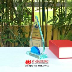 Kỷ niệm chương vinh danh nhân viên tiêu biểu