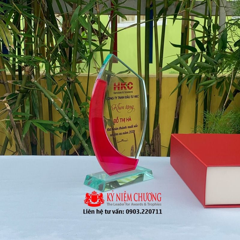 Kỷ niệm chương tặng nhân viên xuất sắc năm