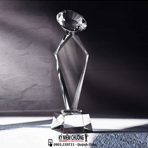 Cúp trao giải thưởng lãnh đạo trẻ