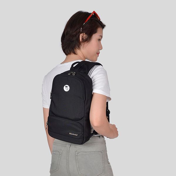 The Betty Slingpack Black với 2 cách đeo