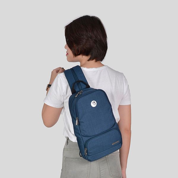 The Betty Slingpack Navy với 2 cách mang