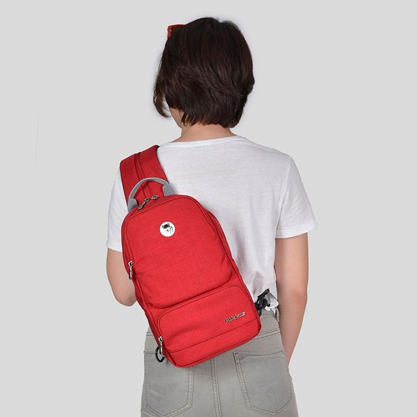 The Betty Slingpack Red với cách đeo 1 quai