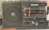 RADIO PHILIPS TAR 2368 là dòng radio tuning cổ điển , chạy 3 băng tần am /fm / sw , hàng chính hãng philips HONGKONG , có cắm điện 220V và dùng 4 pin D