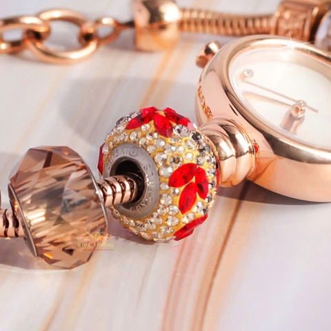  Saga Charm 53229-RGMWRG-5 – Nữ – Đính đá Swarovski quyến rũ – Mặt số khảm xà cừ cùng hiệu ứng chuyển sắc – Dây charm mạ vàng PVD 