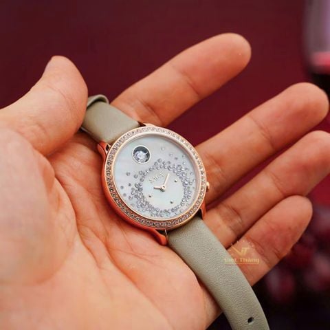  Saga 53766-GPZMGGE-2 – Nữ – Kính cứng – Quartz (Pin) – Đá Swarovski lấp lánh – Mặt số pha lê lộng lẫy – Dây da quyền quý 