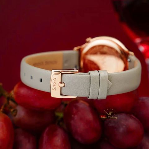  Saga 53766-GPZMGGE-2 – Nữ – Kính cứng – Quartz (Pin) – Đá Swarovski lấp lánh – Mặt số pha lê lộng lẫy – Dây da quyền quý 