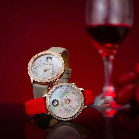  Saga 53766-GPZMGGE-2 – Nữ – Kính cứng – Quartz (Pin) – Đá Swarovski lấp lánh – Mặt số pha lê lộng lẫy – Dây da quyền quý 