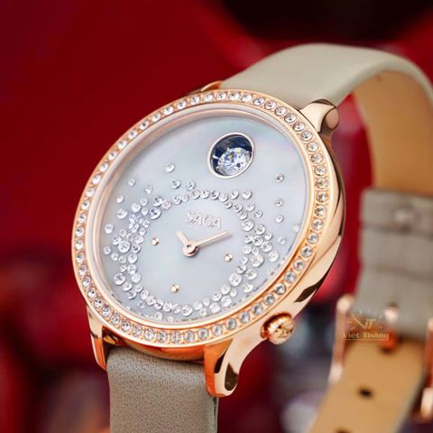  Saga 53766-GPZMGGE-2 – Nữ – Kính cứng – Quartz (Pin) – Đá Swarovski lấp lánh – Mặt số pha lê lộng lẫy – Dây da quyền quý 