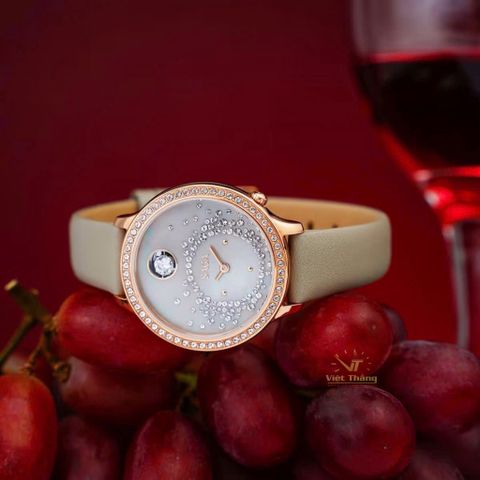  Saga 53766-GPZMGGE-2 – Nữ – Kính cứng – Quartz (Pin) – Đá Swarovski lấp lánh – Mặt số pha lê lộng lẫy – Dây da quyền quý 