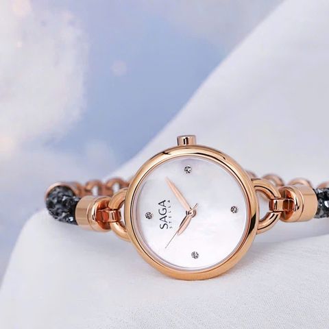  Saga 53555-RGMWRG-2 – Nữ – Đính đá Swarovski quyến rũ – Mặt số khảm xà cừ lấp lánh – Bộ máy Ronda Thuỵ Sĩ bền bỉ 