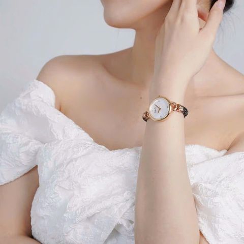  Saga 53555-RGMWRG-2 – Nữ – Đính đá Swarovski quyến rũ – Mặt số khảm xà cừ lấp lánh – Bộ máy Ronda Thuỵ Sĩ bền bỉ 