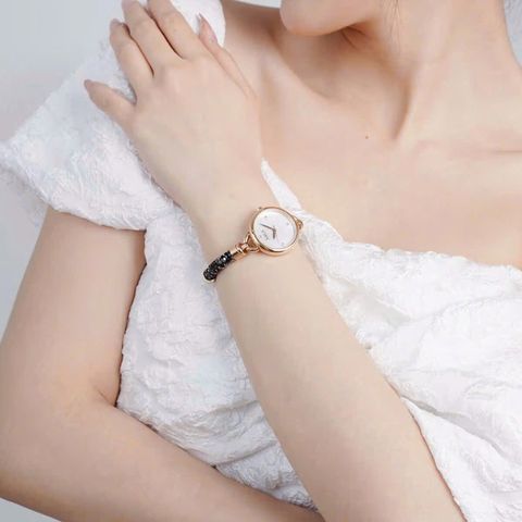  Saga 53555-RGMWRG-2 – Nữ – Đính đá Swarovski quyến rũ – Mặt số khảm xà cừ lấp lánh – Bộ máy Ronda Thuỵ Sĩ bền bỉ 