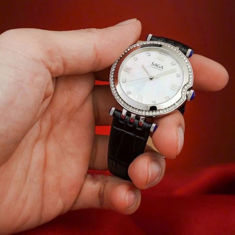  Saga Signature 53458-SVMWBK-2 – Nữ – Kính Cứng – Quartz (Pin) – Giọt sương tinh khôi trên nền hồ óng ánh – Tiếng vọng từ Thụy Sỹ 
