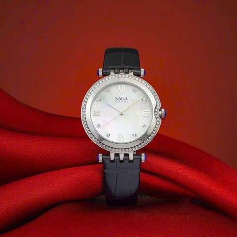  Saga Signature 53458-SVMWBK-2 – Nữ – Kính Cứng – Quartz (Pin) – Giọt sương tinh khôi trên nền hồ óng ánh – Tiếng vọng từ Thụy Sỹ 
