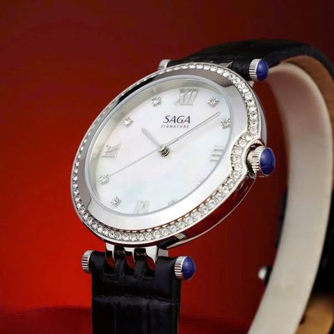  Saga Signature 53458-SVMWBK-2 – Nữ – Kính Cứng – Quartz (Pin) – Giọt sương tinh khôi trên nền hồ óng ánh – Tiếng vọng từ Thụy Sỹ 