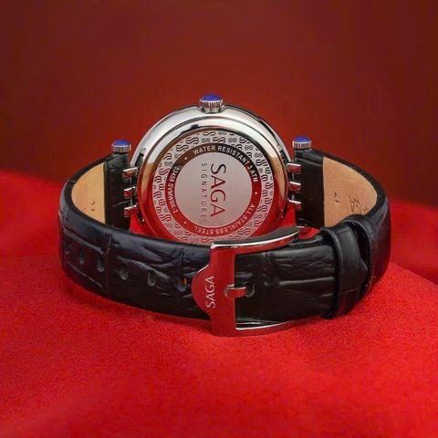  Saga Signature 53458-SVMWBK-2 – Nữ – Kính Cứng – Quartz (Pin) – Giọt sương tinh khôi trên nền hồ óng ánh – Tiếng vọng từ Thụy Sỹ 