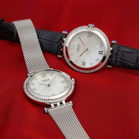  Saga Signature 53458-SVMWBK-2 – Nữ – Kính Cứng – Quartz (Pin) – Giọt sương tinh khôi trên nền hồ óng ánh – Tiếng vọng từ Thụy Sỹ 