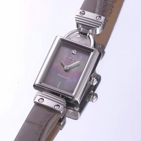  Saga MOP Diamonds 71936-SVGEGE-2A – Nữ – Kính cứng – Quartz (pin) – Kim cương thật vị trí 12 giờ – Dây da cá sấu – Khảm xà cừ 