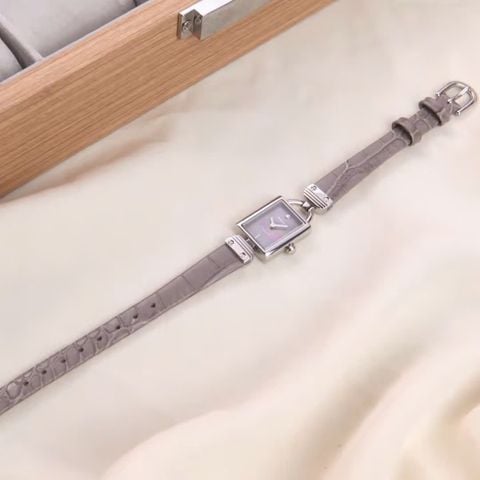  Saga MOP Diamonds 71936-SVGEGE-2A – Nữ – Kính cứng – Quartz (pin) – Kim cương thật vị trí 12 giờ – Dây da cá sấu – Khảm xà cừ 