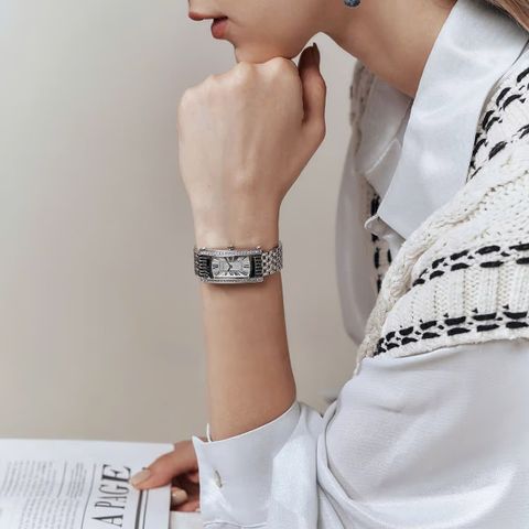  Saga Stella 71836-SVSVSV-2 – Nữ – Kính Cứng – Quartz (Pin) – Mặt Số 20x37mm, Đá Swarovski, Chống Nước 3ATM 