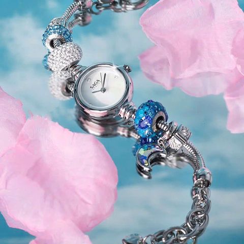  Saga Charm 53229-SVMWSV-8 – Nữ – Đính đá Swarovski lấp lánh – Mặt số khảm xà cừ cùng hiệu ứng chuyển sắc – Dây charm màu bạc đan xen sắc xanh dương 