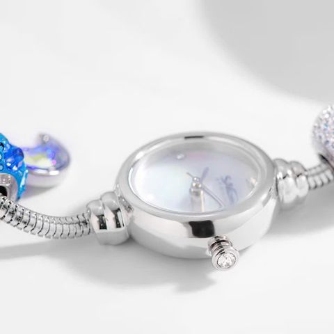  Saga Charm 53229-SVMWSV-8 – Nữ – Đính đá Swarovski lấp lánh – Mặt số khảm xà cừ cùng hiệu ứng chuyển sắc – Dây charm màu bạc đan xen sắc xanh dương 