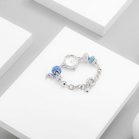  Saga Charm 53229-SVMWSV-8 – Nữ – Đính đá Swarovski lấp lánh – Mặt số khảm xà cừ cùng hiệu ứng chuyển sắc – Dây charm màu bạc đan xen sắc xanh dương 
