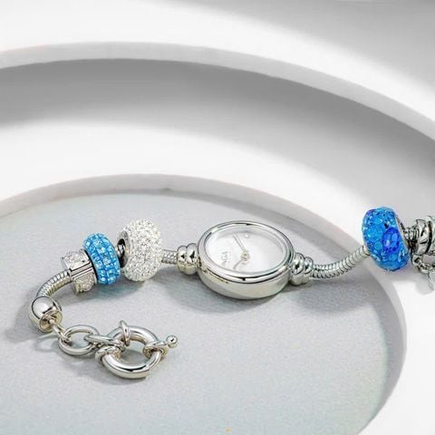  Saga Charm 53229-SVMWSV-8 – Nữ – Đính đá Swarovski lấp lánh – Mặt số khảm xà cừ cùng hiệu ứng chuyển sắc – Dây charm màu bạc đan xen sắc xanh dương 