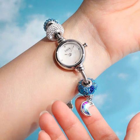  Saga Charm 53229-SVMWSV-8 – Nữ – Đính đá Swarovski lấp lánh – Mặt số khảm xà cừ cùng hiệu ứng chuyển sắc – Dây charm màu bạc đan xen sắc xanh dương 