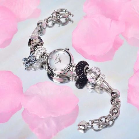  Saga Charm 53229-SVMWSV-4 – Nữ – Quartz (Pin) – Mặt Số 20mm, Kính Cứng, Chống Nước 3ATM 